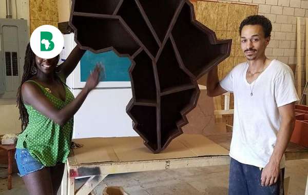 Cet artisan Afro Américain s'est spécialisé dans des étagères de la forme de la carte de l'Afrique