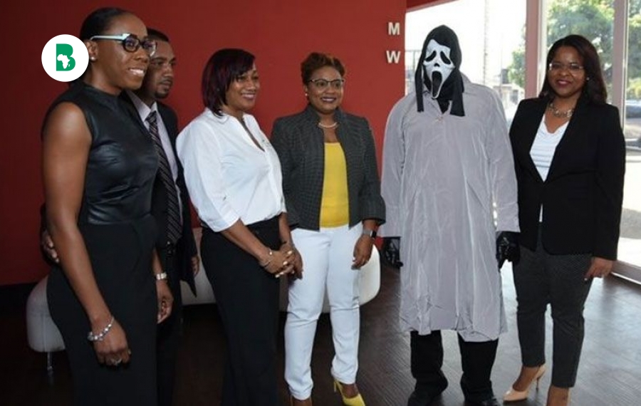 Gagnant d'une loterie il porte un masque Scream pour récolter son prix afin que sa famille ne lui demande pas d