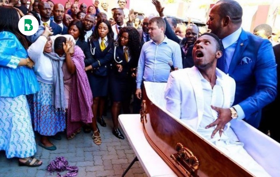 L'homme qui était "ressuscité" par le pasteur controversé Alph Lukau serait décédé (pour de vrai)