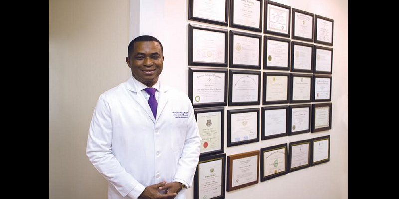 Âgé de 47 ans, ce médecin nigérian est le seul à être à la fois cardiologue et néphrologue au monde