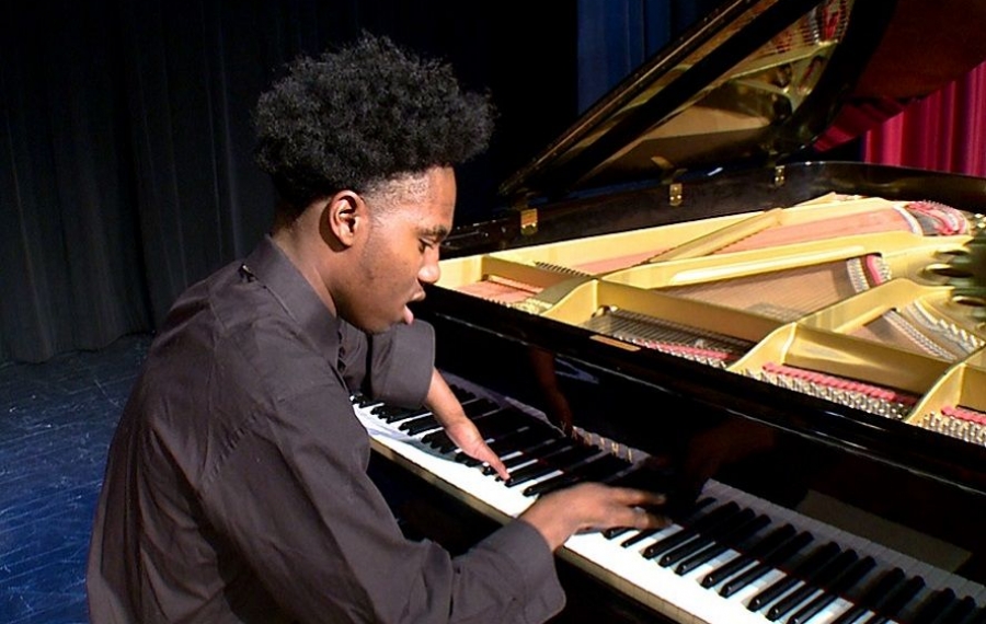 Née avec quatre doigts et les deux jambes amputés, le pianiste autodidacte Darrius Simmons est une inspiration